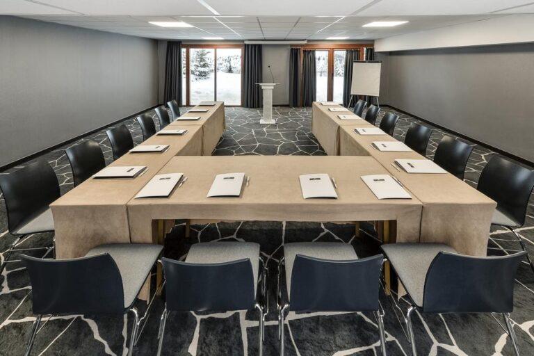le-pic-blanc-olevene-restaurant-hotel-salle-conference.jpg