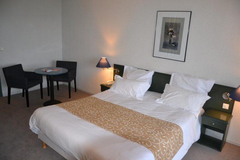 le-relais-de-castelnau-1lieu1salle-hotel-restaurant-chambres.jpg
