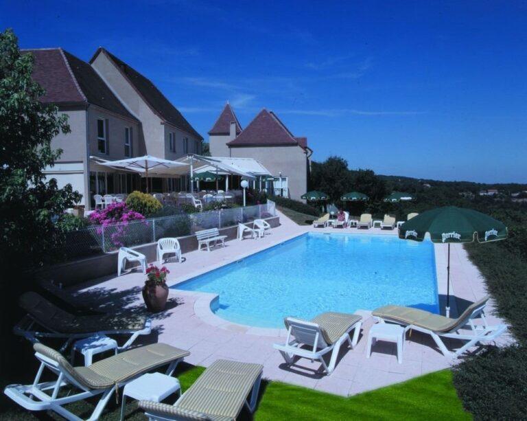 le-relais-de-castelnau-1lieu1salle-hotel-restaurant-piscine.jpg