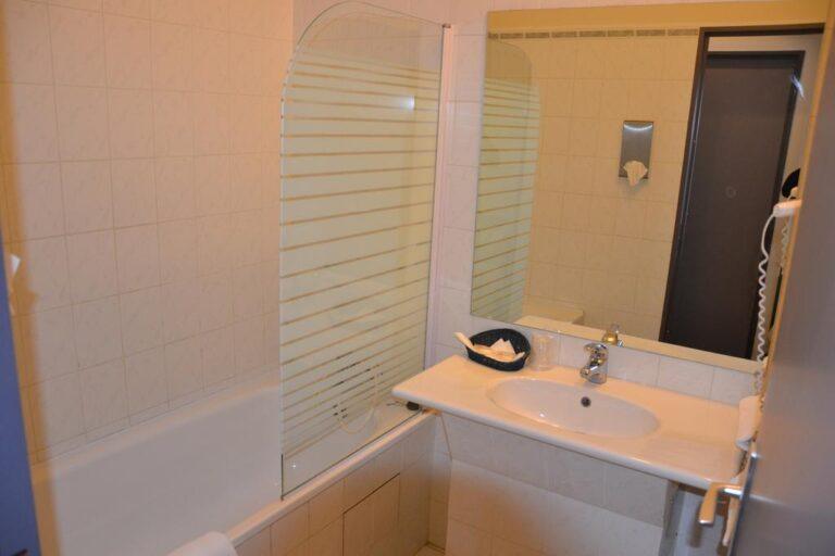 le-relais-de-castelnau-1lieu1salle-hotel-restaurant-salle-de-bain.jpg