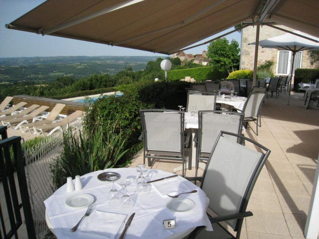 le-relais-de-castelnau-1lieu1salle-hotel-restaurant-terrasse.jpg
