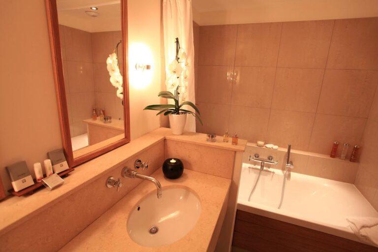 les-domaines-de-saint-endreol-golf-et-spa-resort-1lieu1salle-hotel-restaurant-salle.jpg