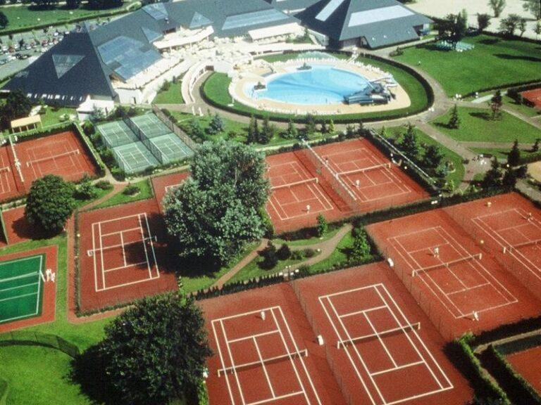 les-pyramides-1lieu1salle-tennis.jpg