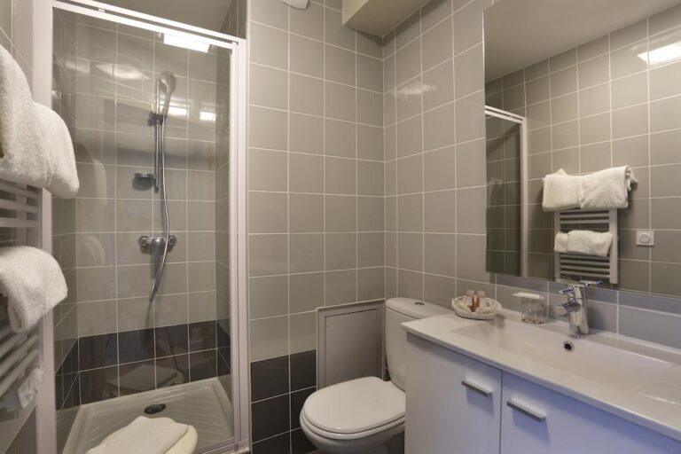 les-thermes-de-l-avenue-hotel-restaurant-1lieu1salle-convention-salle-de-bain.jpg