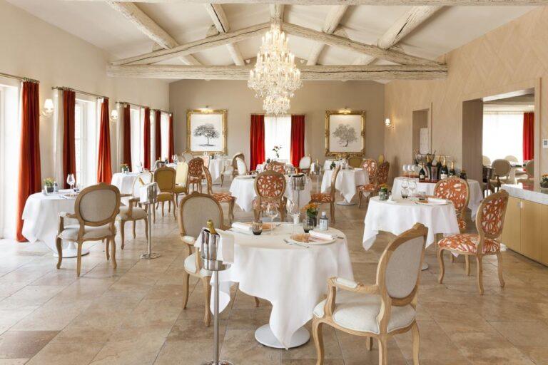 mas-des-herbes-blanches-1lieu1salle-restau.jpg