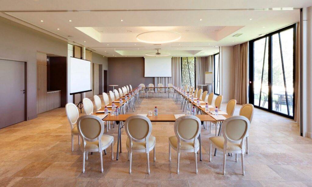 mas-des-herbes-blanches-1lieu1salle-seminaire.jpg