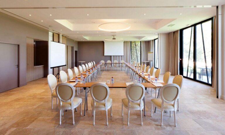 mas-des-herbes-blanches-1lieu1salle-seminaire.jpg