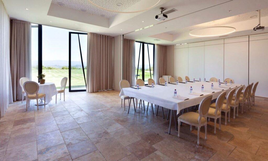 mas-des-herbes-blanches-1lieu1salle-seminaire2.jpg