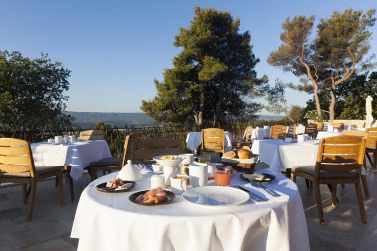 mas-des-herbes-blanches-1lieu1salle-terrasse.jpg
