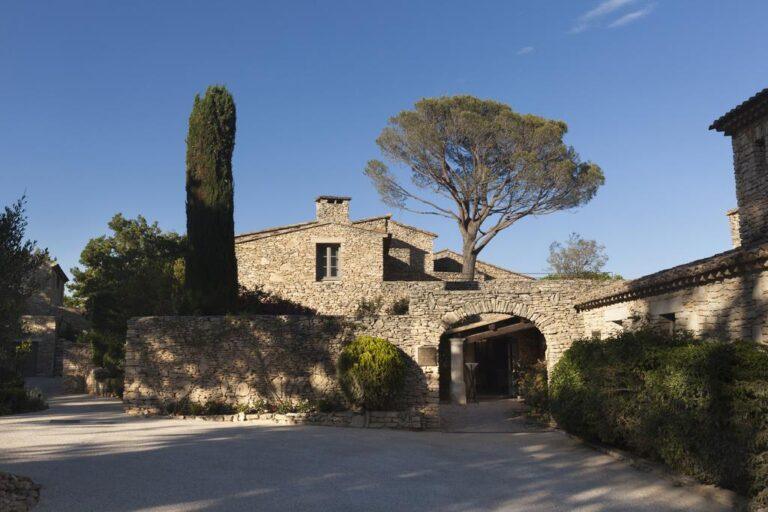 mas-des-herbes-blanches-1lieu1salle-vuepano.jpg