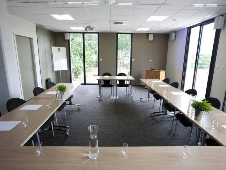 meeting-business-center-1lieu1salle-salle-en-u.jpg