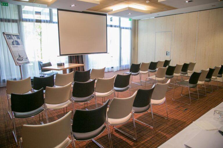 mercure-amiens-cathedrale-1lieu1salle-seminaire-table.jpg