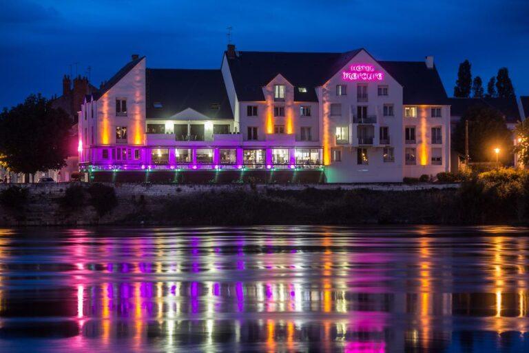 mercure-bords-de-loire-saumur-1lieu1salle-hotel-restaurant-exterieur.jpg