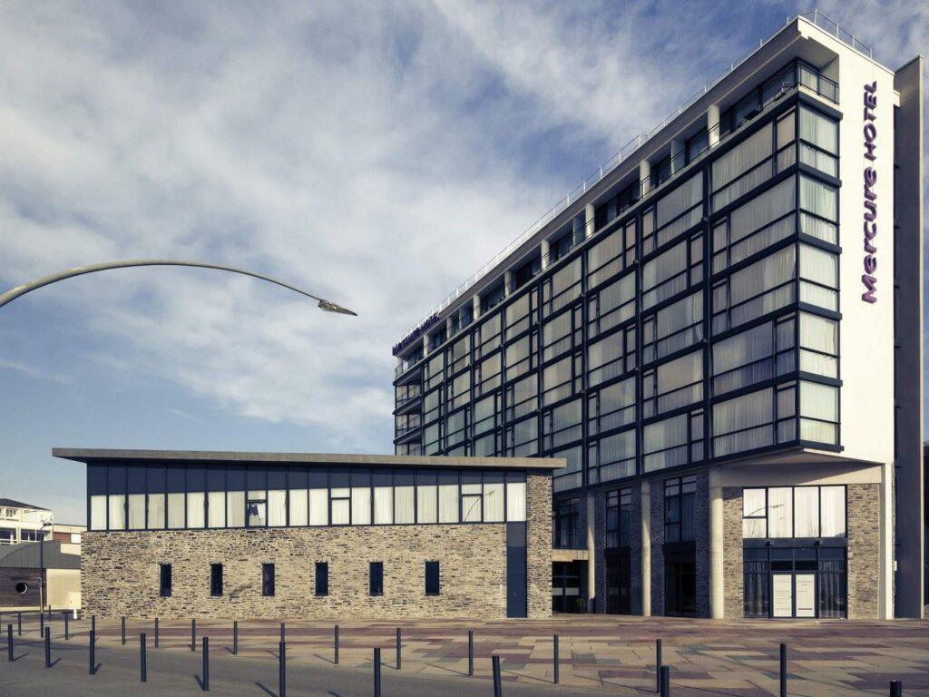 mercure-cherbourg-centre-port-1lieu1salle-hotel-restaurant-conference-facade.jpg