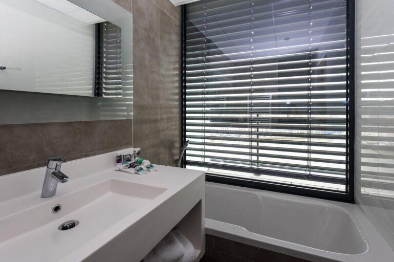 mercure-cherbourg-centre-port-1lieu1salle-hotel-restaurant-convention-salle-de-bain.jpg