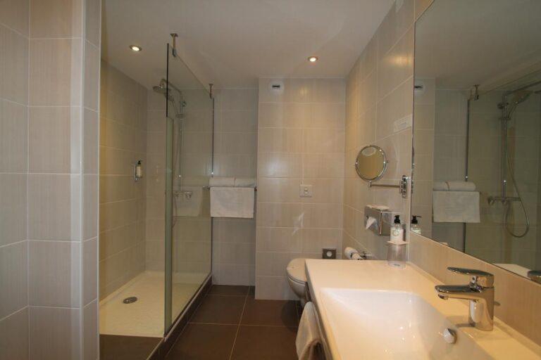 mercure-dinan-port-le-jerzual-1lieu1salle-sdb.jpg