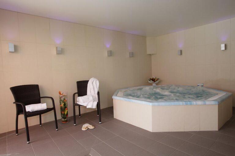 mercure-dinan-port-le-jerzual-1lieu1salle-spa.jpg