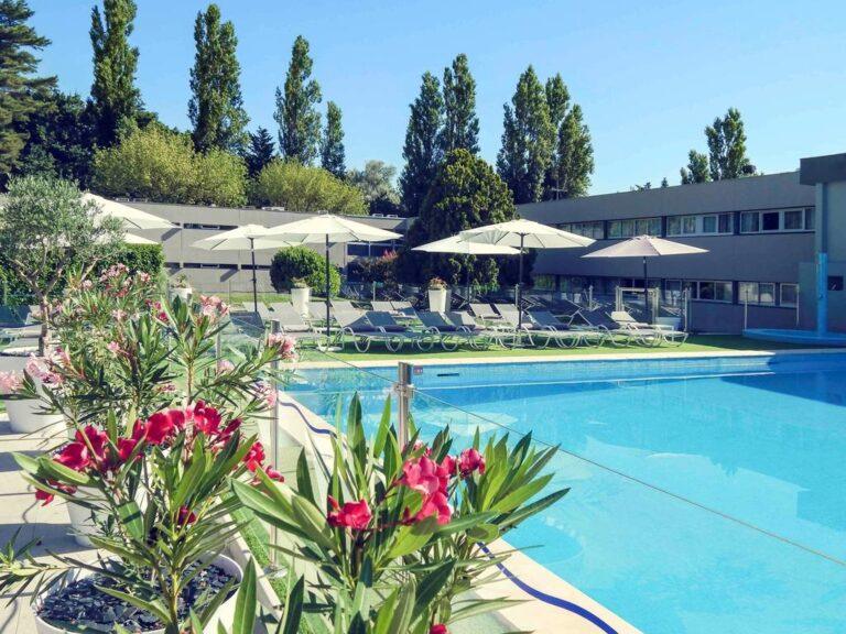 mercure-orange-centre-1lieu1salle-piscine.jpg
