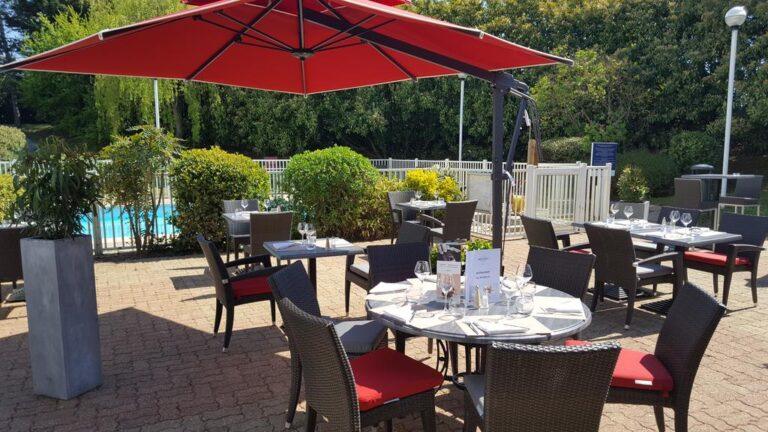 mercure-paris-le-bourget-hotel-restaurant-1lieu1salle-piscine.jpg