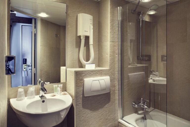 mercure-paris-notre-dame-saint-germain-des-pres-1lieu1salle-hotel-reunion-salle-de-bain.jpg
