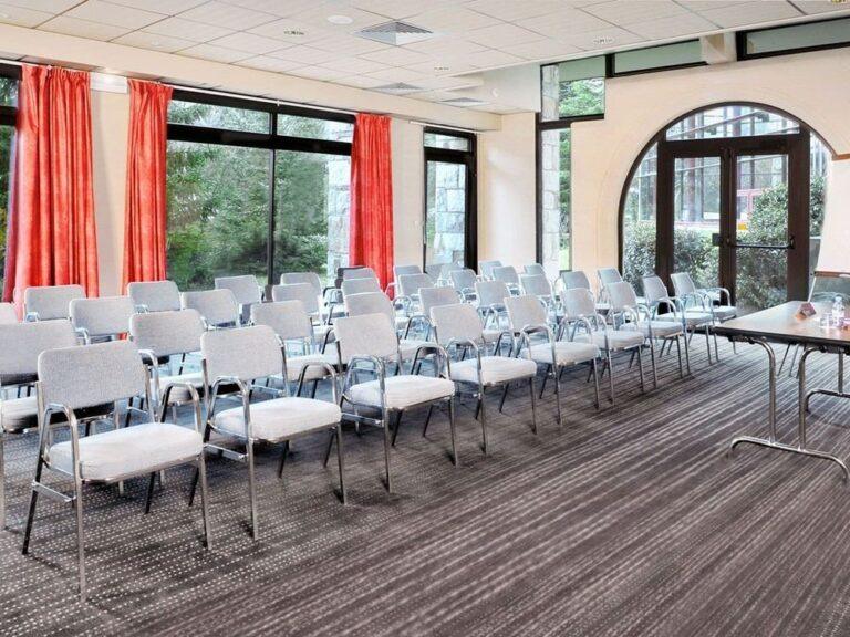 mercure-saint-lary-sensoria-1lieu1salle-restaurant-hotel-salle-de-reunions.jpg