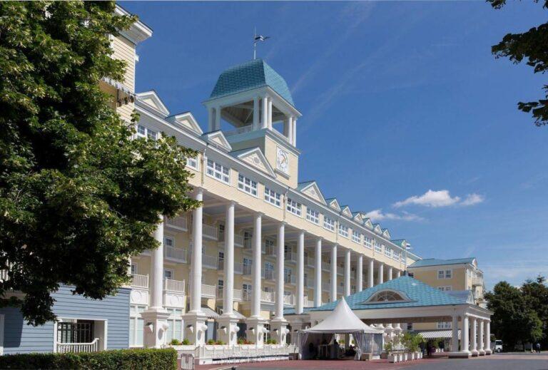 newport-bay-club-1lieu1salle-batiment.jpg