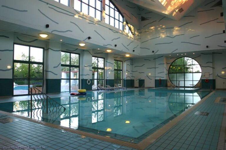 newport-bay-club-1lieu1salle-piscine.jpg