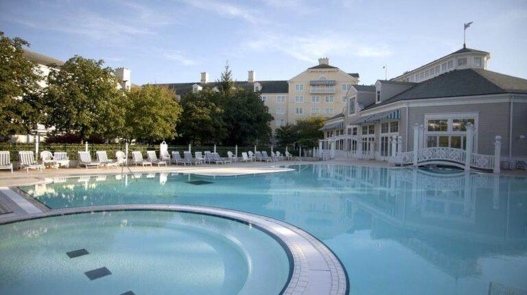 newport-bay-club-1lieu1salle-piscine2.jpg