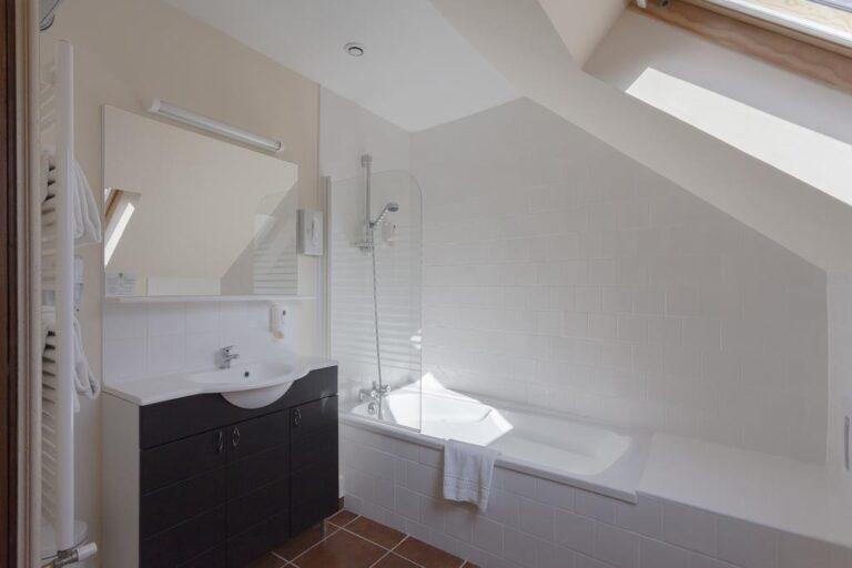 normandy-country-club-1lieu1salle-hotel-restaurant-salle-de-bain.jpg