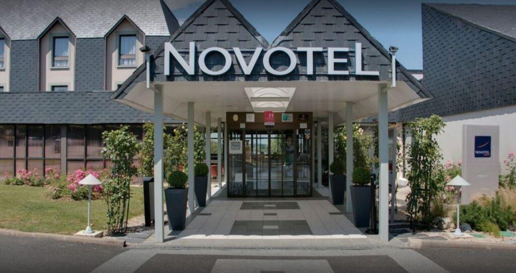 novotel-amboise-1lieu1salle-hotel-restaurant-seminaire-facade.jpg