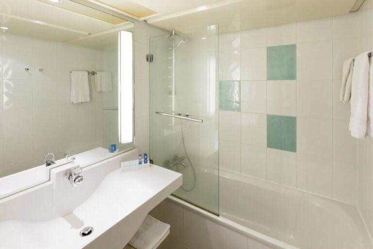 novotel-amboise-1lieu1salle-hotel-restaurant-seminaire-salle-de-bain.jpg