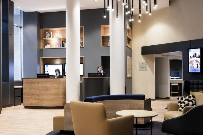 novotel-chateau-de-versailles-1lieu1salle-hotel-restaurant-salle-d-accueil.jpg