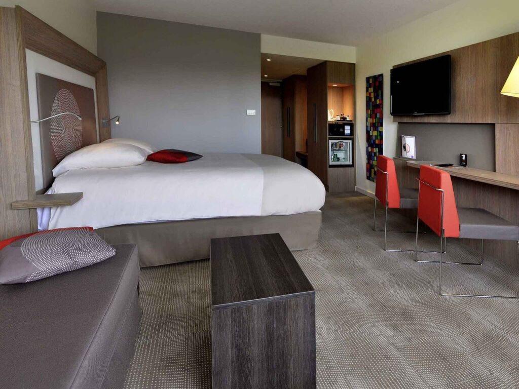 novotel-clermont-ferrand-1lieu1salle-hotel-restaurant-chambre.jpg
