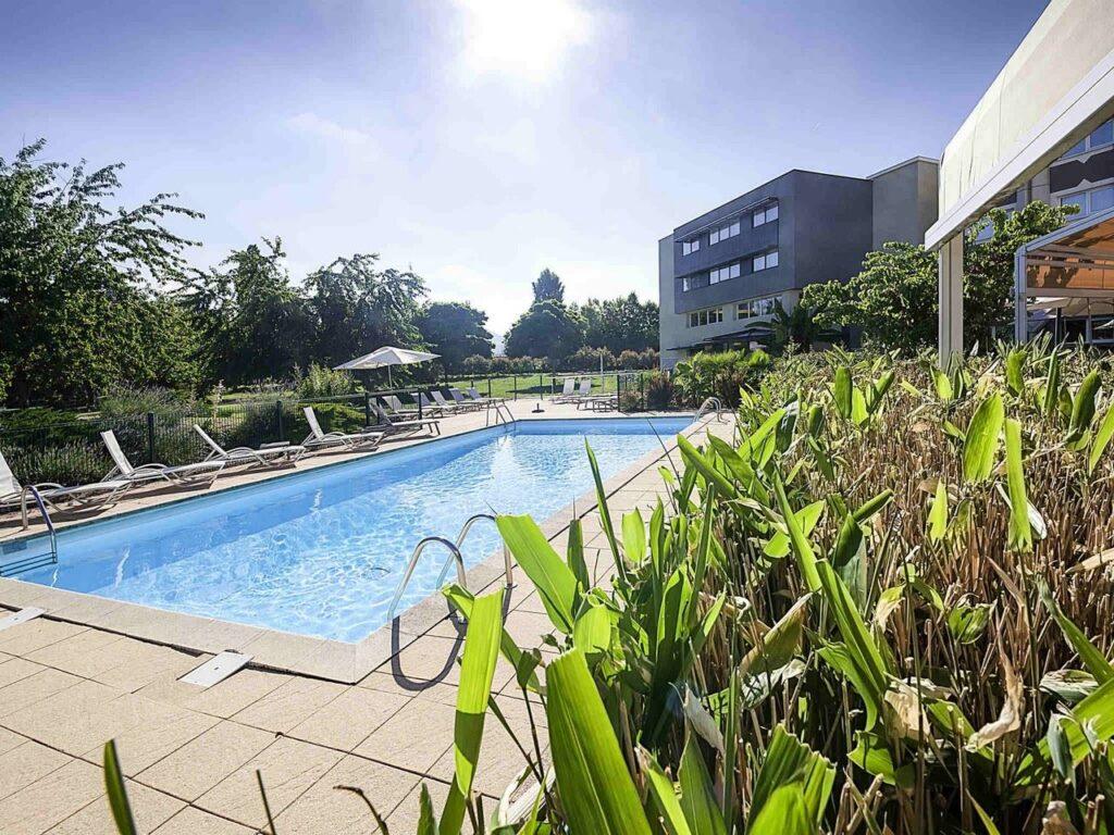 novotel-clermont-ferrand-1lieu1salle-hotel-restaurant-piscine.jpg