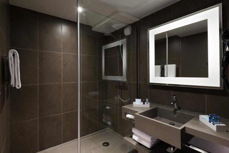 novotel-grenoble-centre-1lieu1salle-restaurant-hotel-reunion-salle-de-bain.jpg