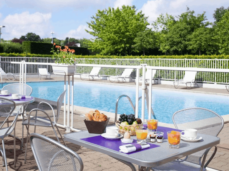 novotel-orleans-st-jean-de-braye-1lieu1salle-hotel-restaurant-piscine.png