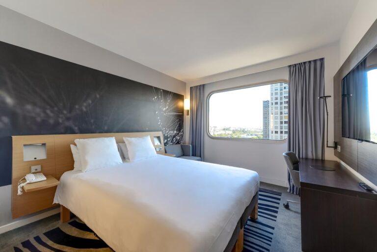 novotel-paris-centre-tour-eiffel-1lieu1salle-hotel-restaurant-reunion-chambre.jpg