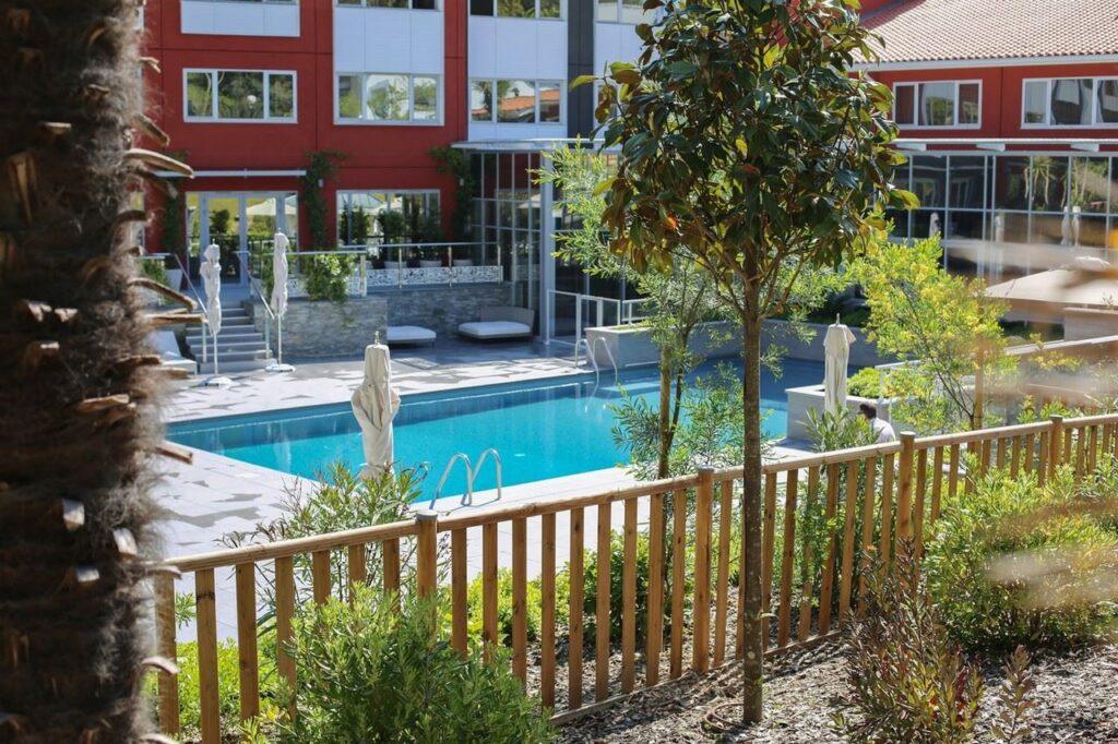 novotel-resort-spa-fitness-biarritz-anglet-1lieu1salle-seminaires-piscine.jpg