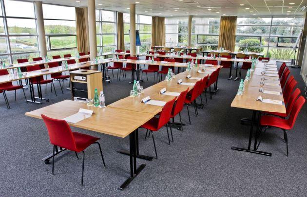 novotel-saint-quentin-golf-national-1lieu1salle-meeting.jpg