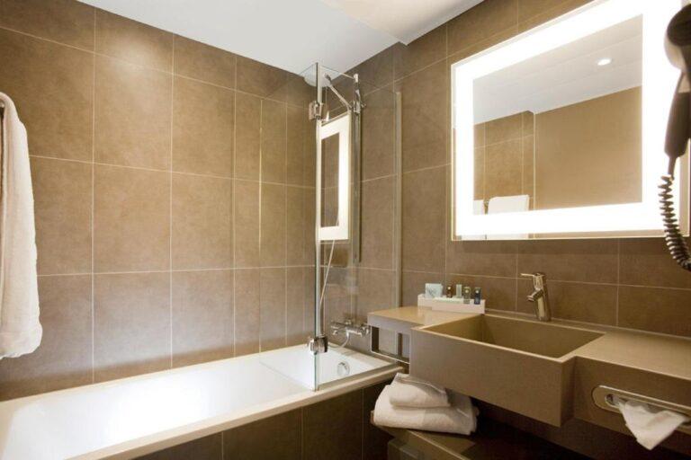 novotel-saint-quentin-golf-national-1lieu1salle-sdb.jpg