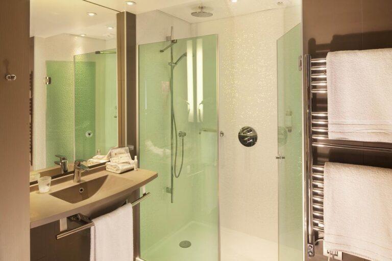 oceania-univers-tours-1lieu1salle-hotel-restaurant-congres-salle-de-bain.jpg