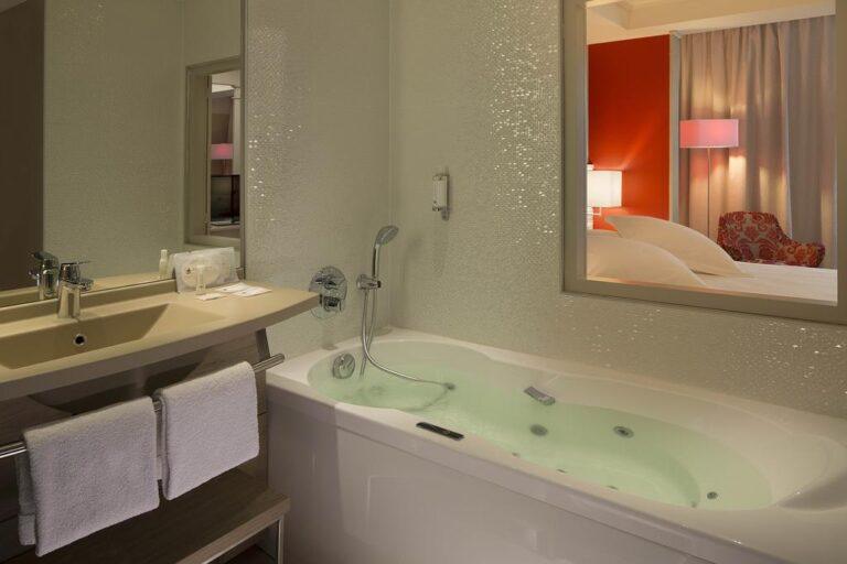 oceania-univers-tours-1lieu1salle-hotel-restaurant-seminaire-salle-de-bain.jpg