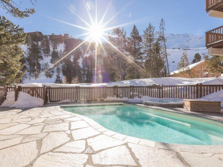 piscine-exterieure-residence-premium-arc-1950-le-village-1lieu1salle-seminaire.jpg