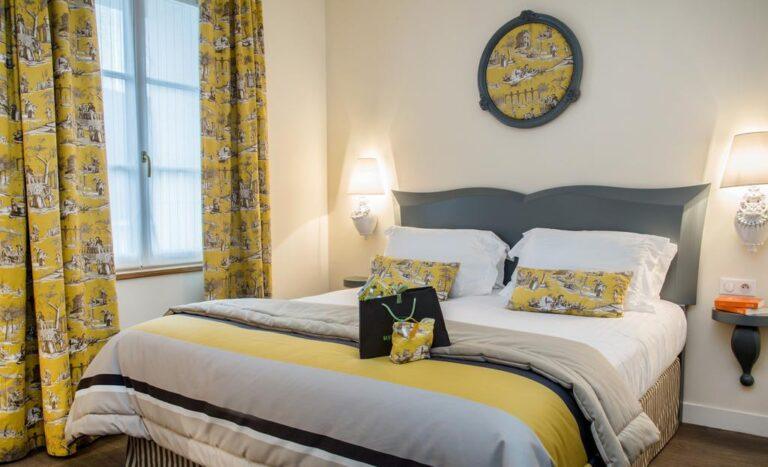 relais-des-trois-chateaux-1lieu1salle-hotel-restaurant-reunions-chambre.jpg