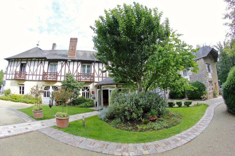 relais-du-silence-manoir-du-lys-1lieu1salle-hotel-restaurant-exterieur.jpg