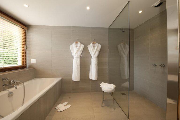 relais-du-silence-manoir-du-lys-1lieu1salle-hotel-restaurant-salle-de-bain.jpg