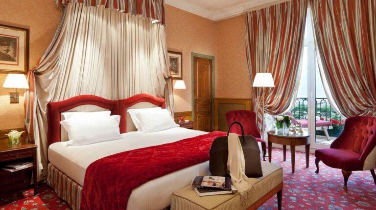 royal-barriere-1lieu1salle-conference-chambre.jpg