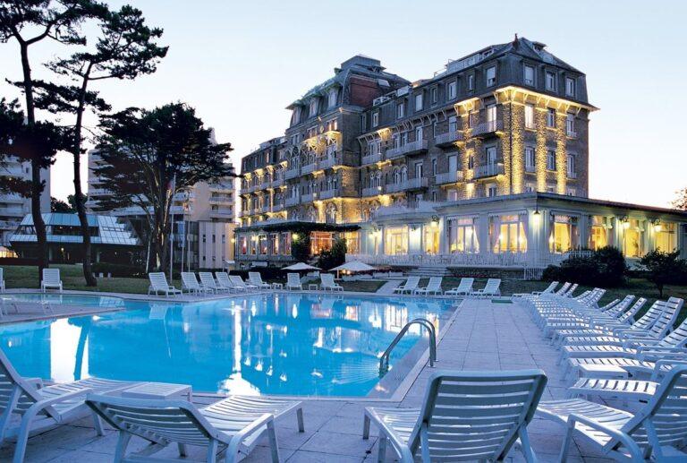 royal-barriere-1lieu1salle-conference-piscine.jpg