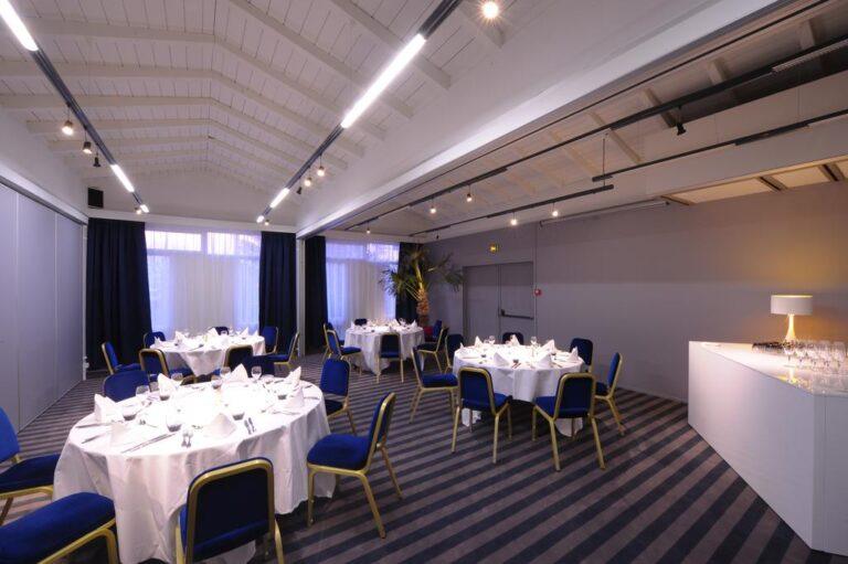 saint-etienne-aeroport-1lieu1salle-restaurant-hotel-salle-de-reunion.jpg