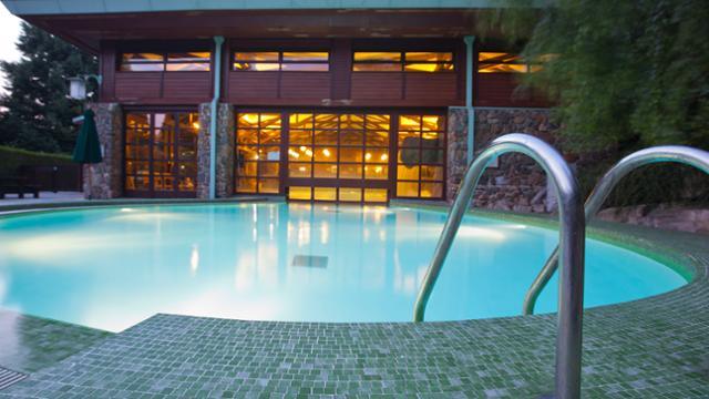 sequoia-lodge-1lieu1salle-piscine-exterieure.jpg